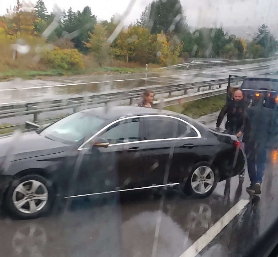 ОТ ПОСЛЕДНИТЕ МИНУТИ: Катастрофа блокира трафика при тунела Траянови врата