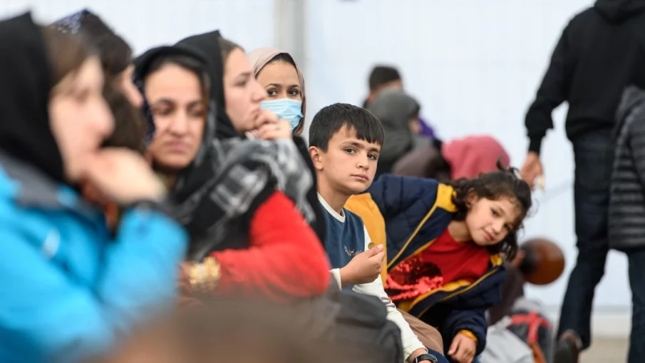 Испания евакуира 84 афганистанци