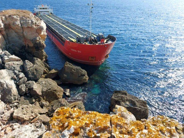 Екоминистерството уверява, че водата около заседналия кораб Вера Су е чиста