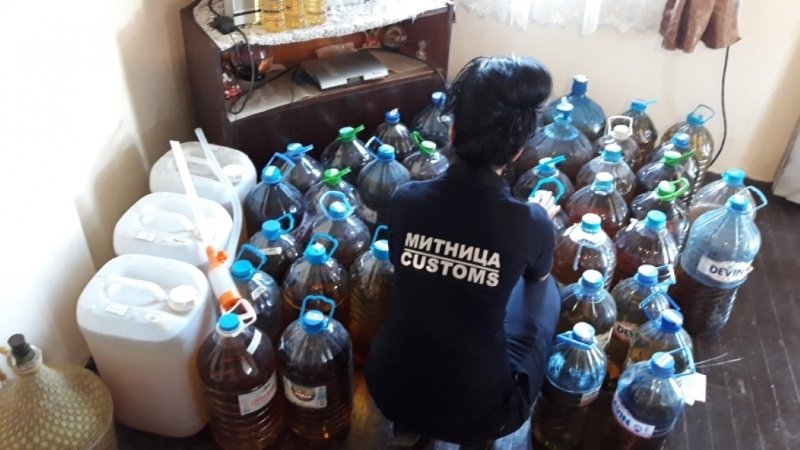 Право в сърцето! Митничари и полицаи взеха ракията на мъж от Монтанско