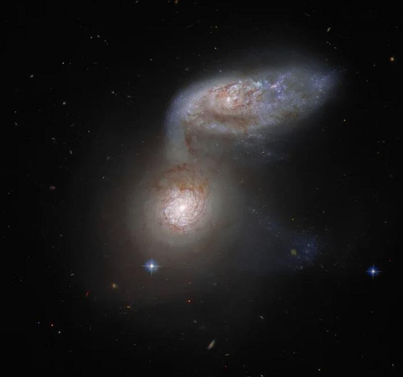 Две галактики, разположени на около 100 млн. светлинни години, ни