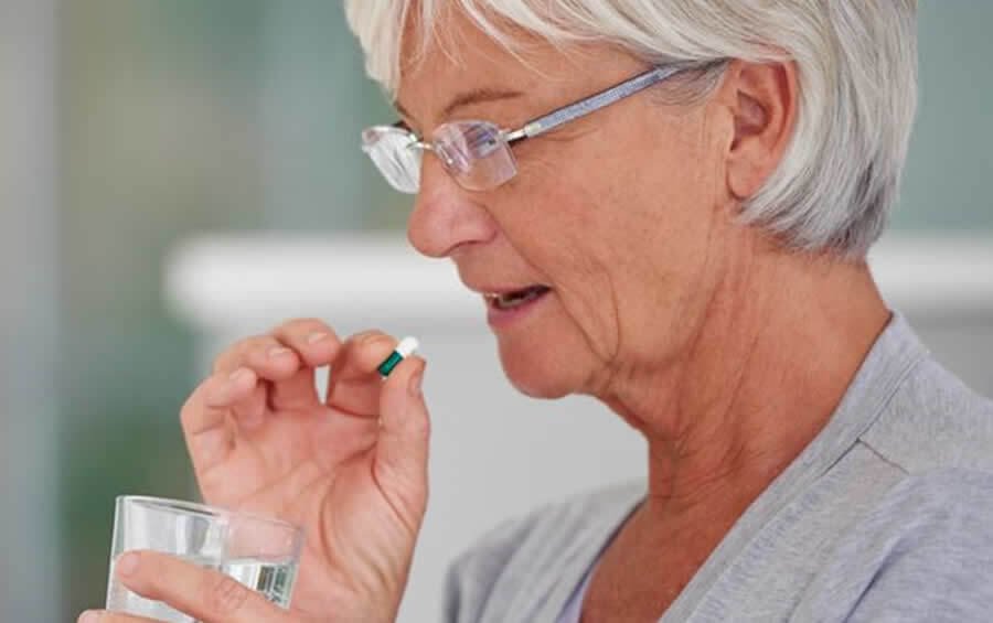 Вече не препоръчват на възрастните хора да пият профилактично аспирин