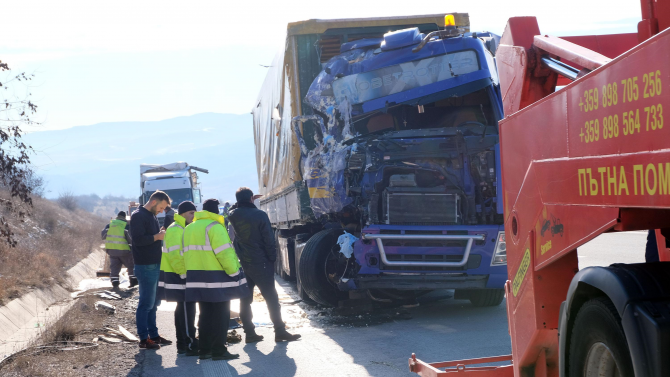 Два тира се удариха на пътя Разград-Русе, в района на