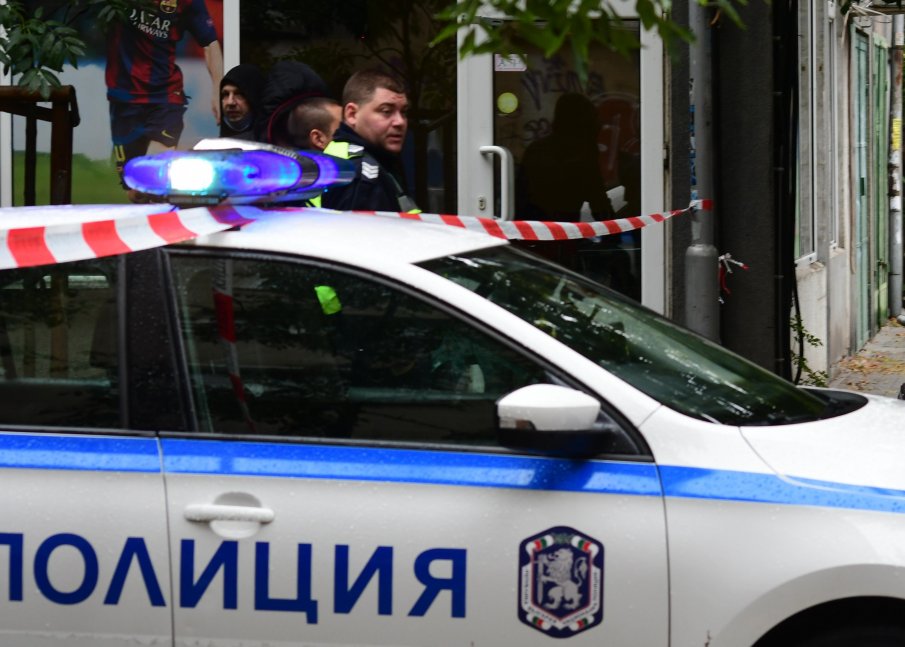 Конвоираха в следствения арест мъжа, стрелял по бившата си жена в София