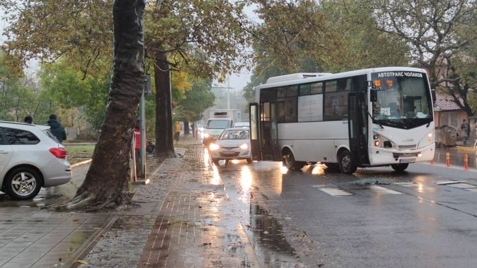 Автобус от градския транспорт на Пловдив и лек автомобил се