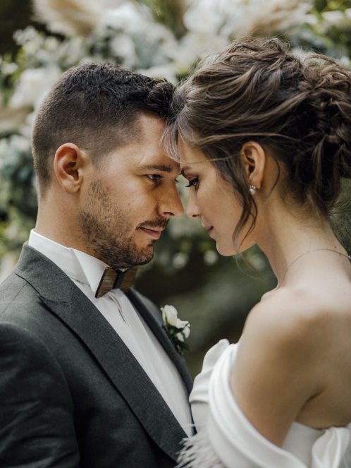 Появиха се нови СНИМКИ от тайната сватба на Нора Шопова