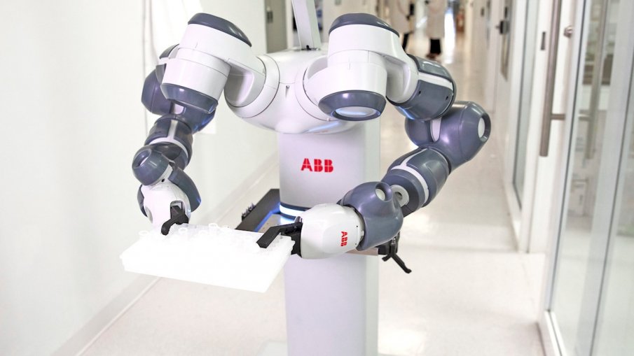 Робот се включва в борбата срещу вирусите в пловдивска болница