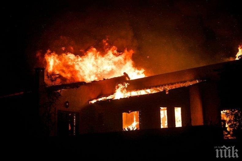 Огнеборците от Русе гасиха голям пожар в къща в кв.