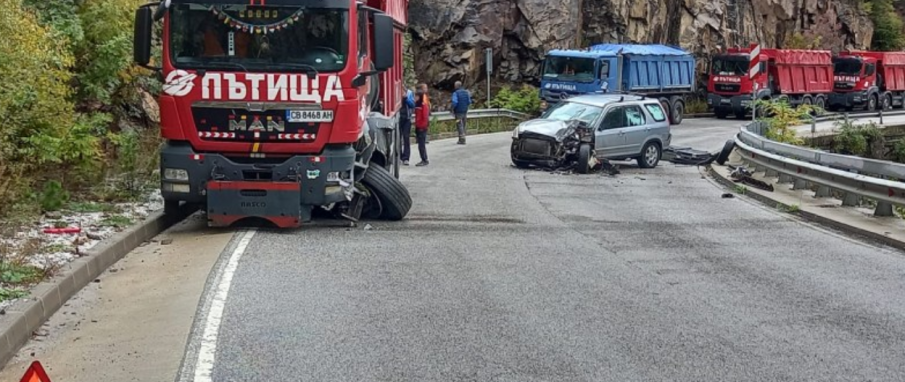 ОТ ПОСЛЕДНИТЕ МИНУТИ: Камион и кола се помляха на пътя Асеновград - Смолян (СНИМКИ)