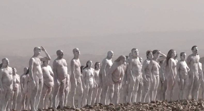 Стотици се съблякоха голи в пустинята в Израел (ВИДЕО)