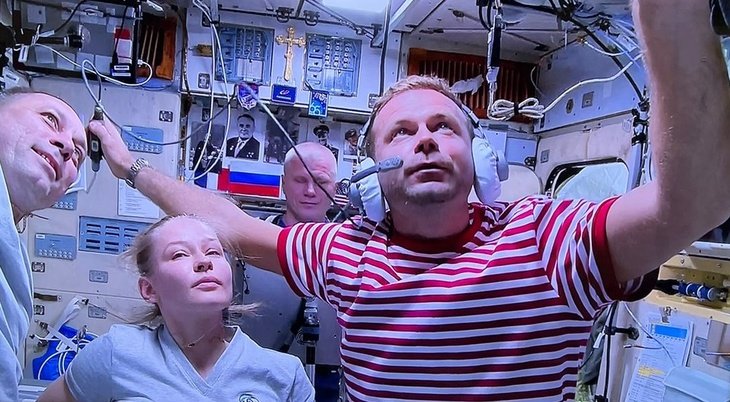 Руският екип, който снима на Международната космическа станция, се върна