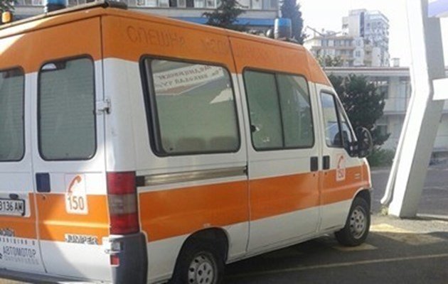 Влекач с ремарке помете автомобил, ранено е момиченце на две години