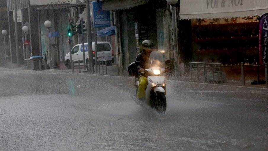Извънредни мерки в Гърция заради очаквани проливни дъждове, предизвикани от