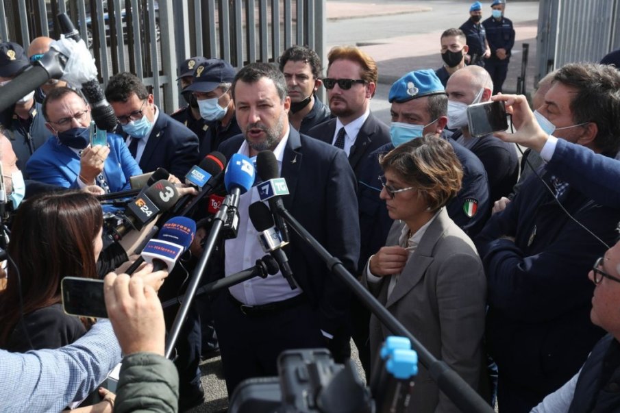 Бившият италиански министър на вътрешните работи Матео Салвини бе изправен
