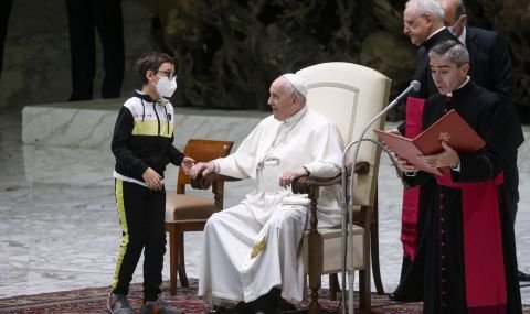 Дете се опита да вземе шапката на папата (ВИДЕО)