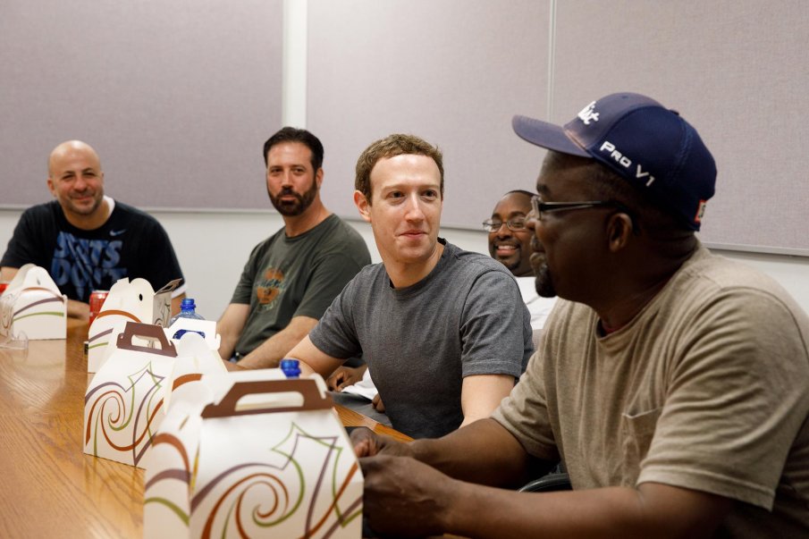 Зукърбърг слива виртуалния и физическия свят в новия Фейсбук