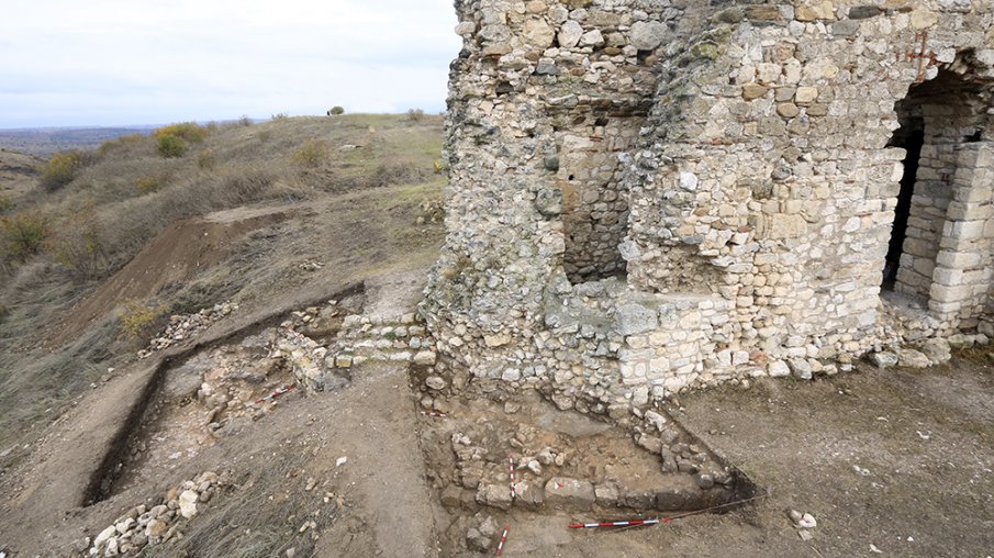 Продължават проучванията на крепостта Букелон