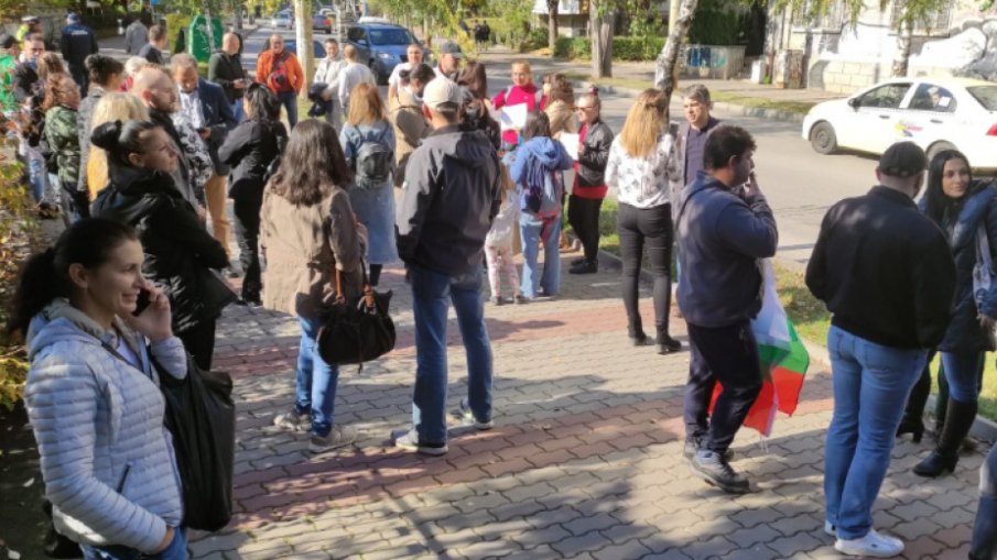 БЪЛГАРИЯ НА БУНТ: И пред РЗИ във Велико Търново скочиха на протест срещу зелените сертификати