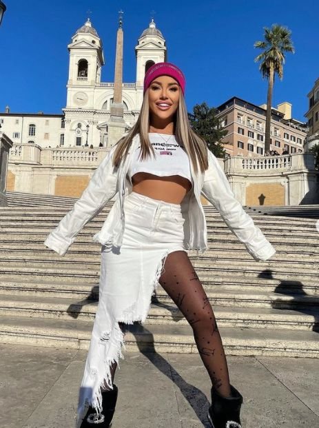 Гери-Никол обикаля Рим съдрана