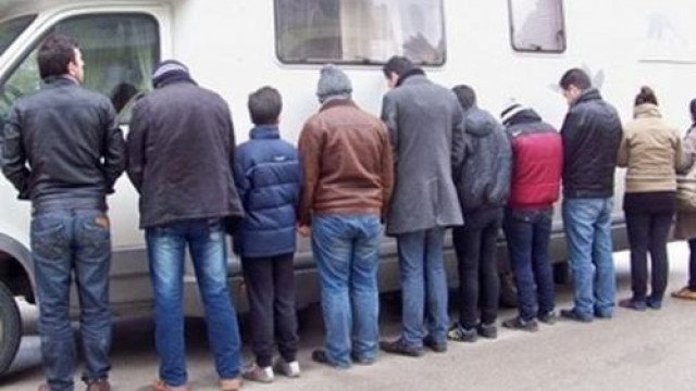 Арестуваха петима трафиканти и една сюрия мигранти край Пазарджик