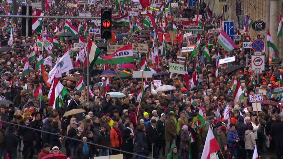 Милиони унгарци излязоха на шествие в подкрепа на лидера си Орбан срещу джендърите и неолиберализма на ЕС (НА ЖИВО)