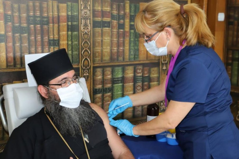 Свещеници дават личен пример, ваксинират се във ВМА