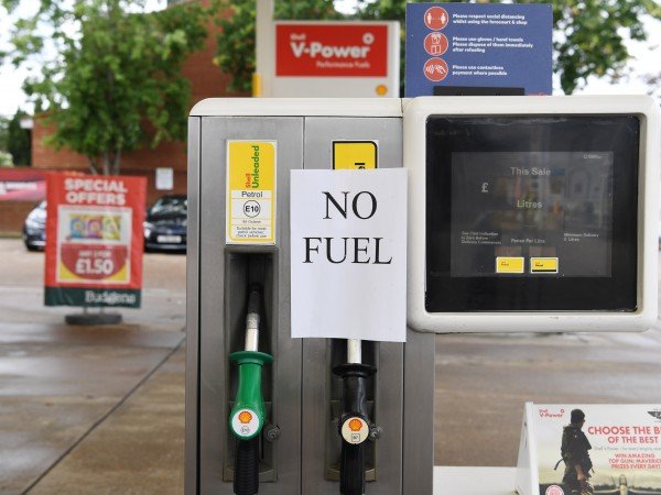 Кризата с бензина тресна Кипър, вият се километрични опашки