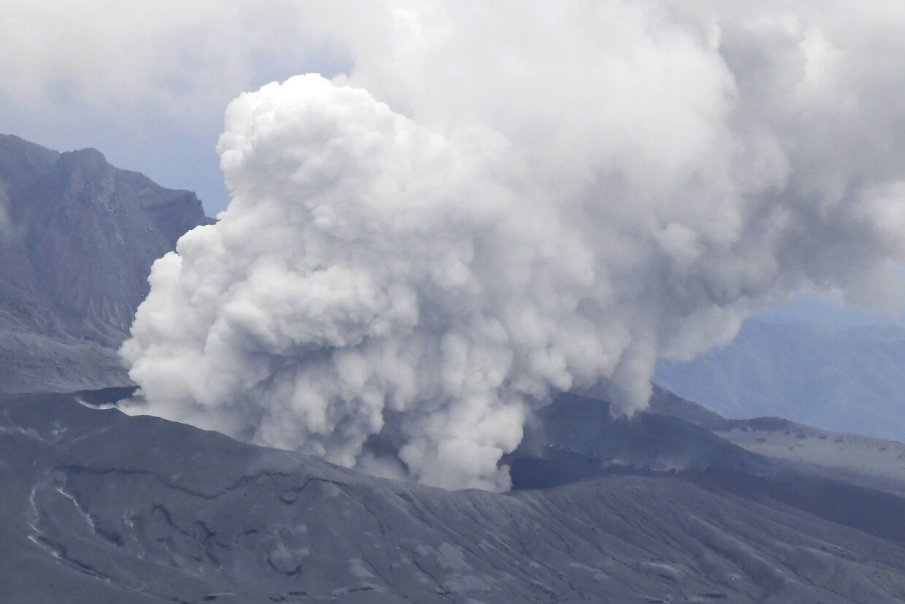 ЗРЕЛИЩНО: Изригна един от най-големите вулкани в Япония (ВИДЕО)