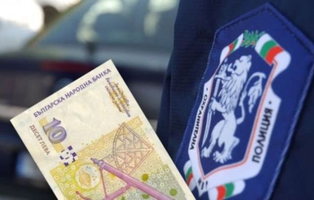 Шофьор пъхна банкнота в джоба на полицай, преспа в ареста