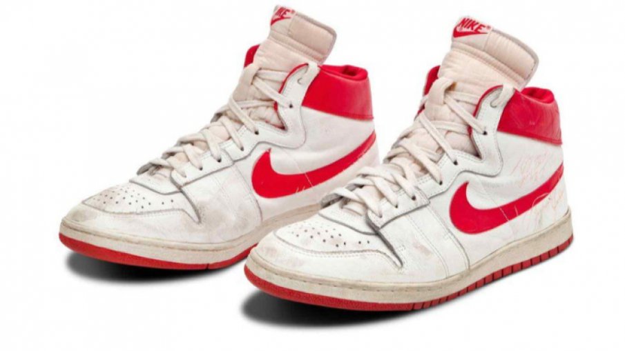 Чифт маратонки, носени от американската баскетболна легенда Майкъл Джордан, са