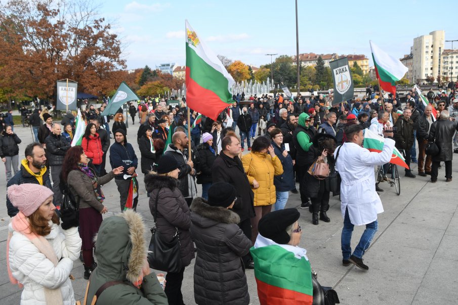 Пореден протест срещу зелените сертификати в София (СНИМКИ)