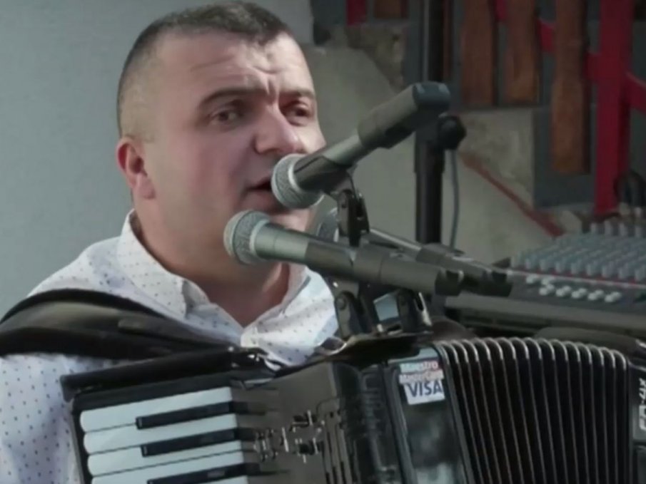 Уличен музикант си сложи POS терминал на акордеона