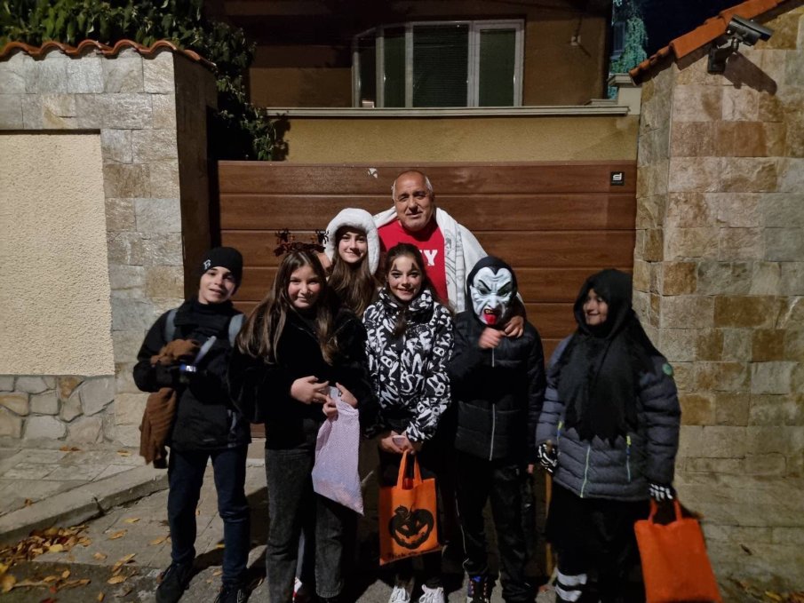 ПЪРВО В ПИК: Борисов, наметнат с одеяло на “Реал” навръх Хелоуин: С лакомства и без пакости! (СНИМКИ)