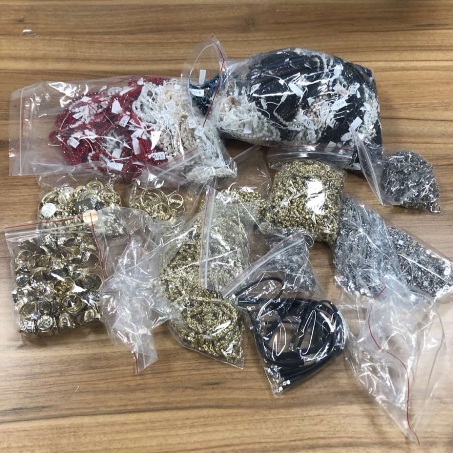 Митнически служители откриха златни и сребърни накити за над 200 хил. лв. в тайник на автобус (ВИДЕО)