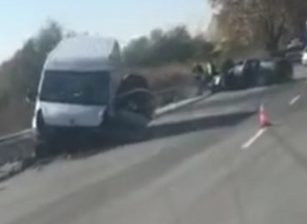 Бус и лек автомобил са се ударили на пътя Пловдив