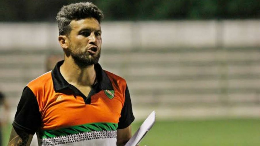 Простреляха треньор по време на мач