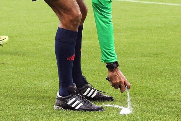 ФИФА трябва да плати 120 млн. евро на изобретателите на спрея за преки свободни удари