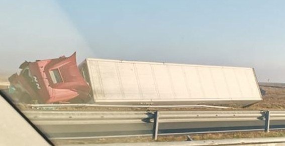  ОТ ПОСЛЕДНИТЕ МИНУТИ: Тир се обърна на магистрала Тракия