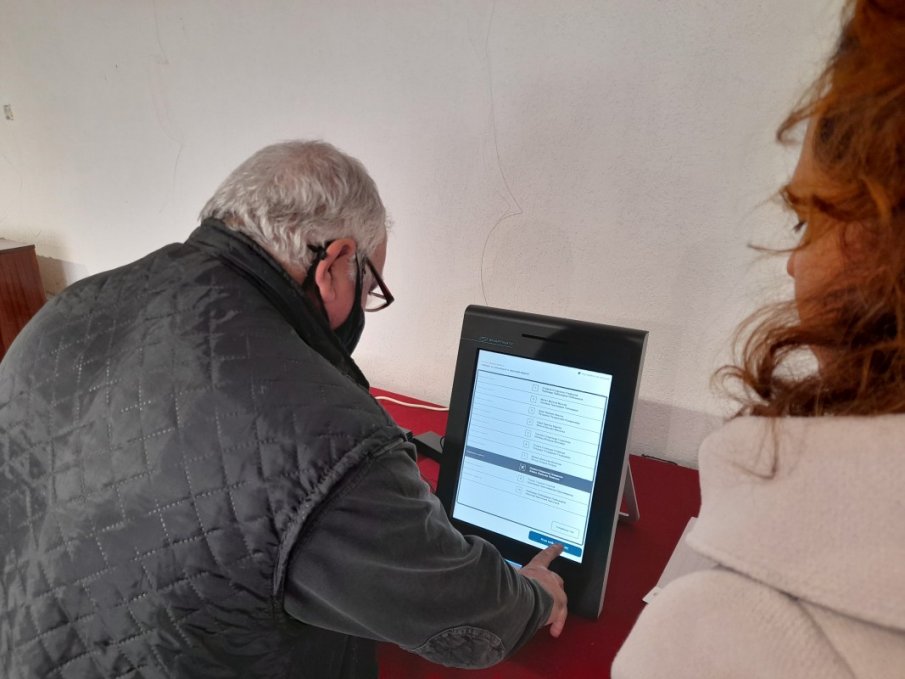 Избирателната активност към 10 часа е 6,4%