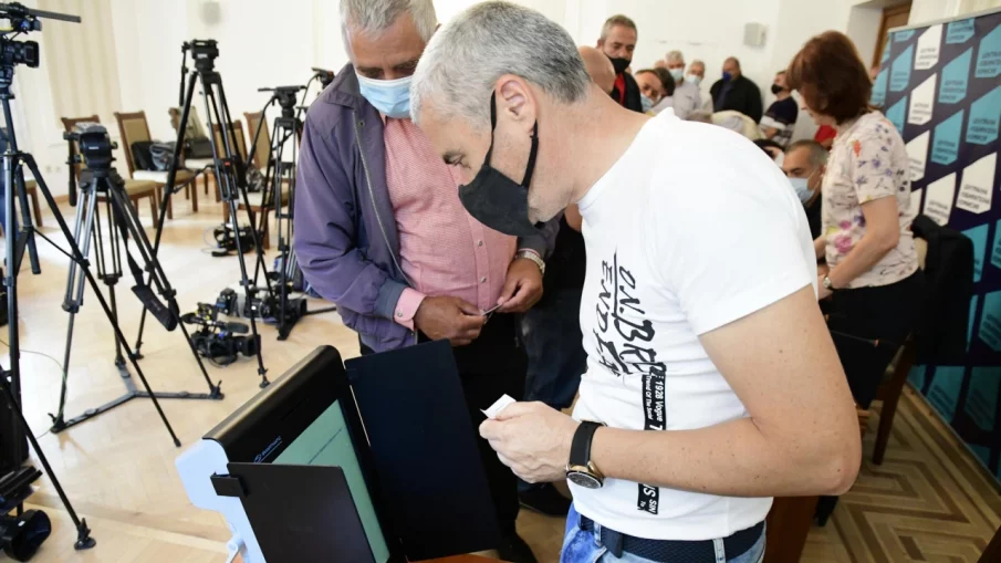 ЦИК решава как ще гласуват карантинираните