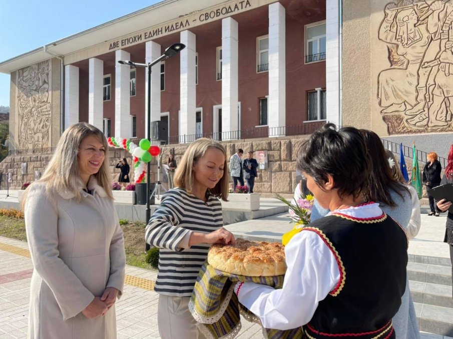 Перущица осъмна с нов площад за 734 хил. лева от правителството на Борисов