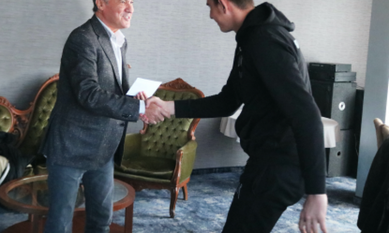 ГЪРМИ НОВ СКАНДАЛ! Боби Михайлов раздава премии на непълнолетни, законно ли е това...