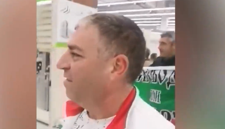 Протестиращи срещу зеления сертификат нахлуха в магазин в Шумен