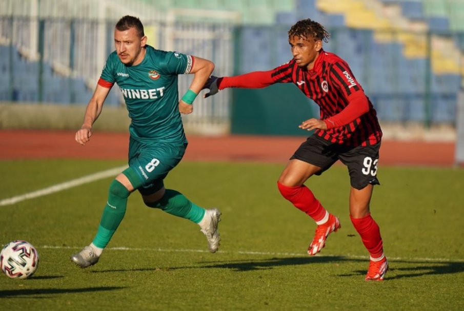 Отборите на Локомотив София и Ботев Пловдив завършиха наравно 0:0