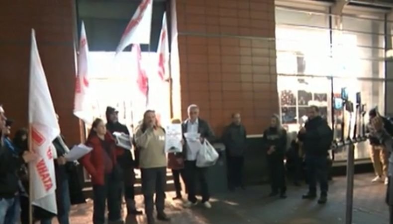 Протестиращи срещу COVID мерките на Кацаров нахлуха в столичен мол