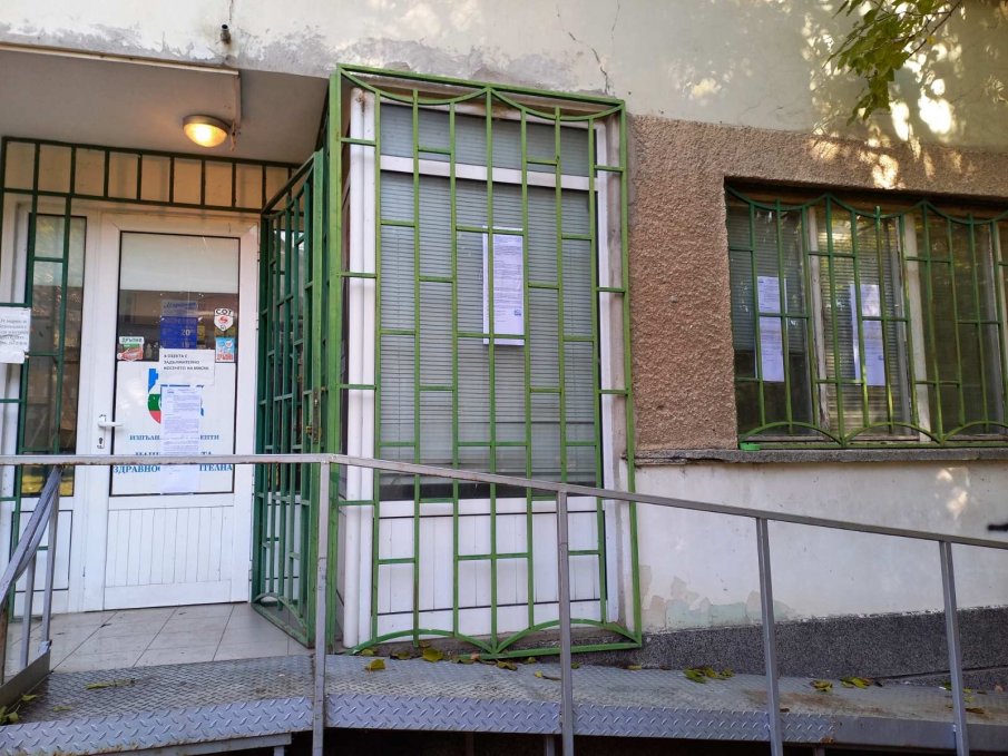 Неизвестни опитаха да затворят аптека Марешки - МВР вика подкрепление