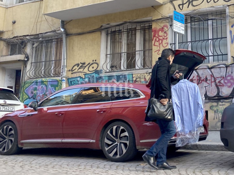 САМО В ПИК И РЕТРО: Кирил Петков заряза жена си (ПАПАРАШКИ СНИМКИ)