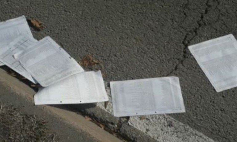 Списъци с имена, адреси и телефони разпилени по столичен булевард