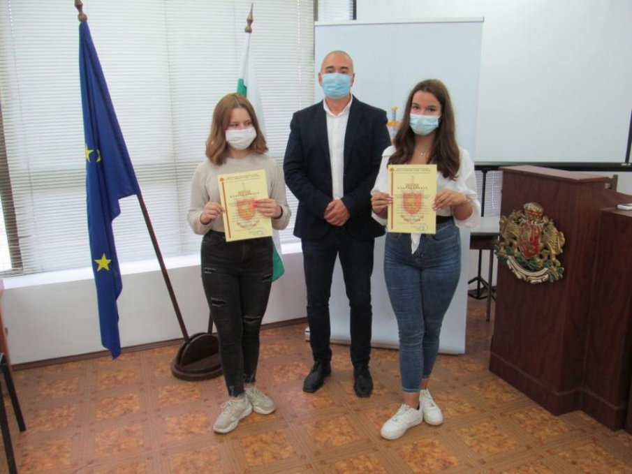 Ученички намериха портфейл с пари в Търговище и го върнаха