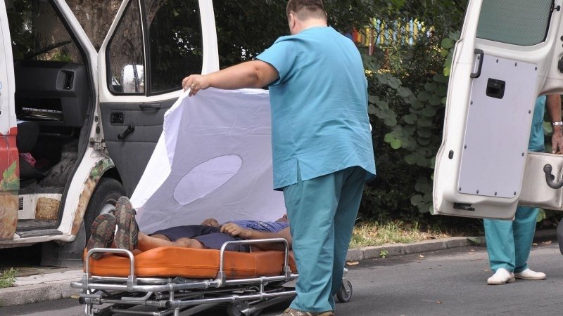 Метална врата на хале смаза охранител в Добрич